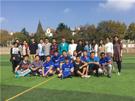 团队成员参加学校足球比赛